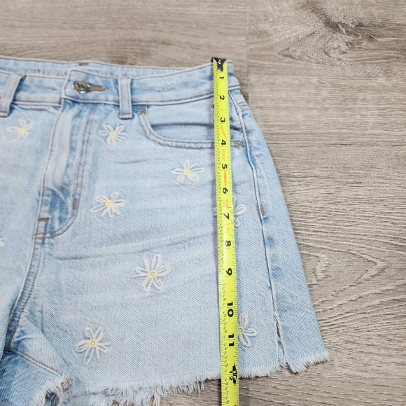 AMERICAN EAGLE Daisy Flower Embroidered Cut Off Distressed Denim Jean Shorts 2 - Picture 4 of 14